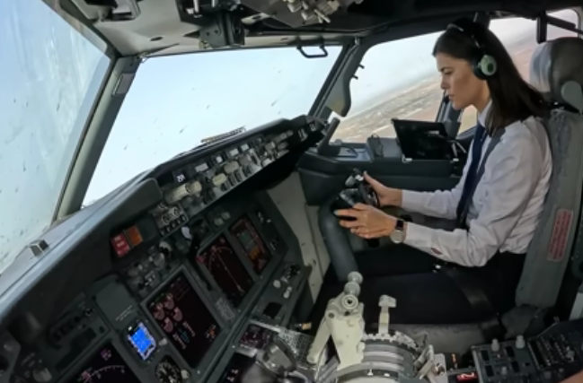 Beautiful Female Pilot Take Off And Landing Herكشفها تخونه مع اخوه للكبار 2024  Boeing B737-800 | Cockpit View | GoPro