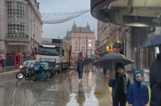 Tourists Love THIS London Weather? Grey &بنت فضائح خليجيه تتمتع مع ولد 2024  Rainy Central London Walk – 4K HDR 60FPS