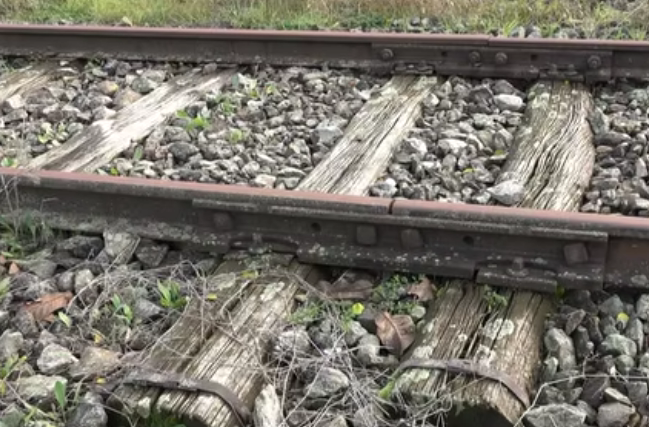 Rail traffic in Serbia – A Switchman, old signalبنت فضائح خليجيه تتمتع مع ولد 2024  box, track junction and chainways – Station Šebešić