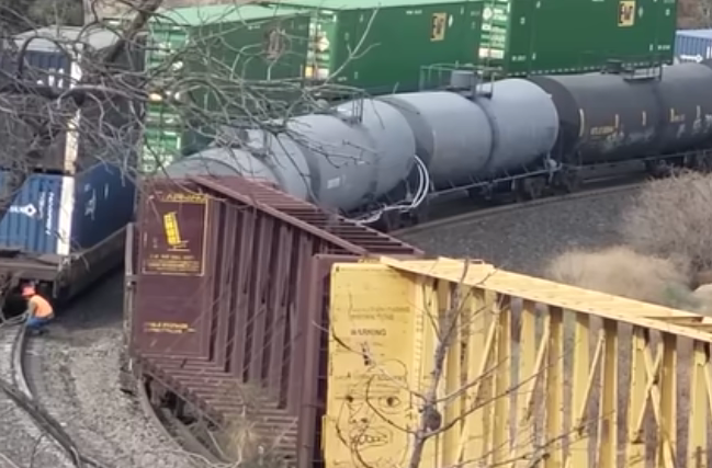 بنت فضائح خليجيه تتمتع مع ولد 2024 Derailment at Rowen on Tehachapi Pass