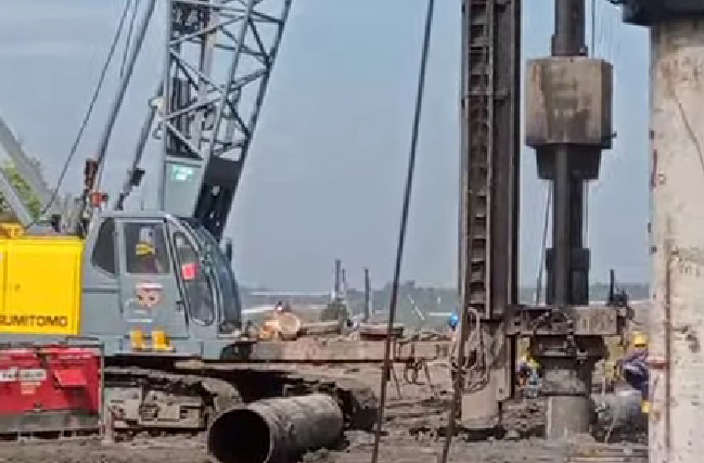 بنت فضائح خليجيه تتمتع مع ولد 2024 KOBELCO 7055 CRAWLER CRANE PANCANG