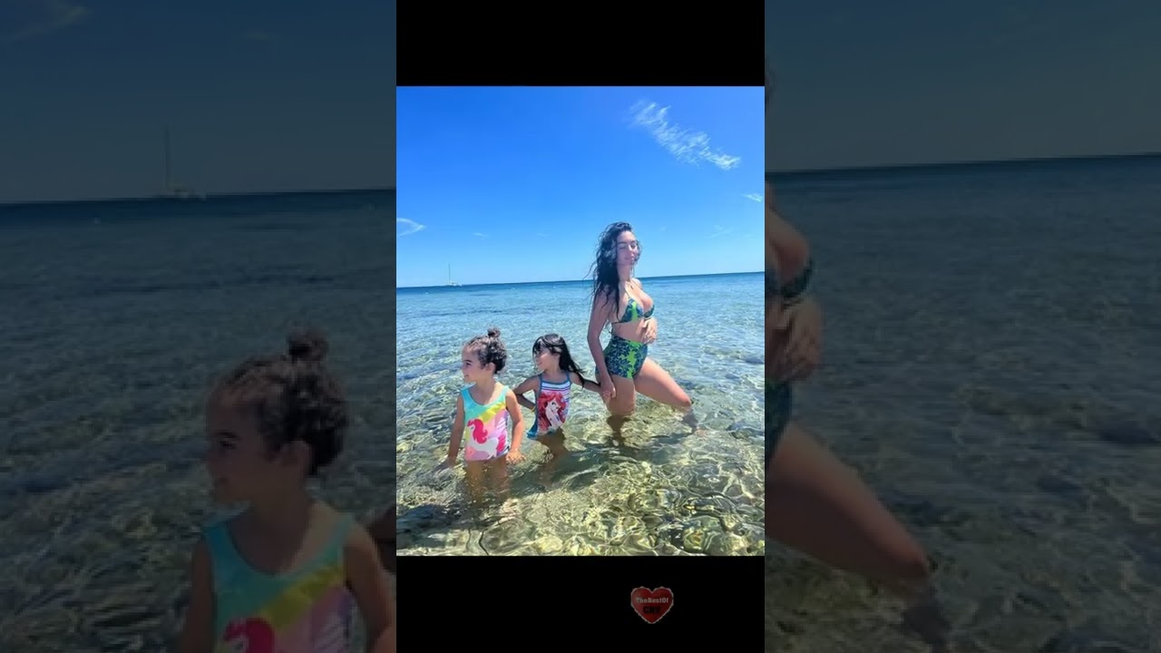 Georgina on vacation in Sardinia with children ⛱🏝🥥