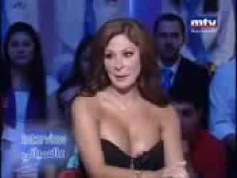 شاهد فضيحة الفنانة اليسا وسقوط فستانها على الهواء   2017